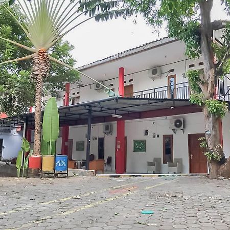 Rumah Panggung Guest House Syariah Mitra Reddoorz Cirebon Dış mekan fotoğraf